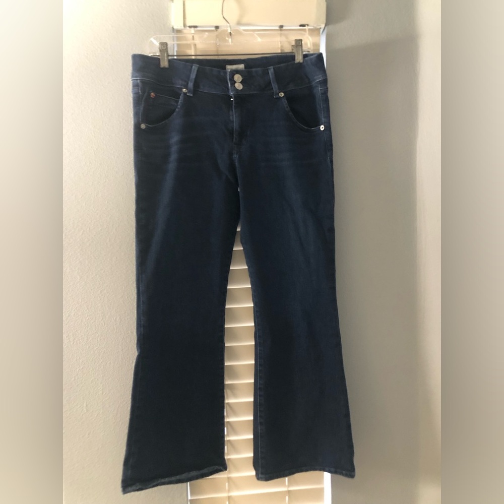 Hudson Collin mid rise boot cut crop jeans. Size 31